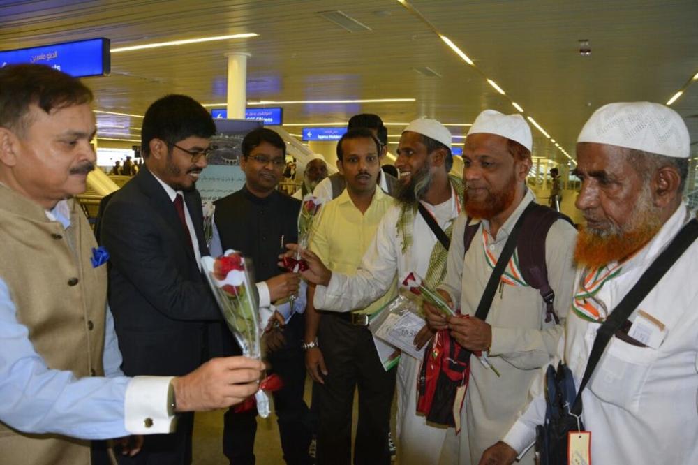 Pilgrims start streaming into holy cities