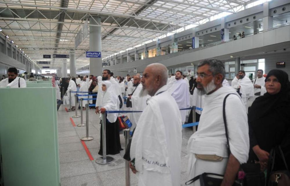 Pilgrims start streaming into holy cities