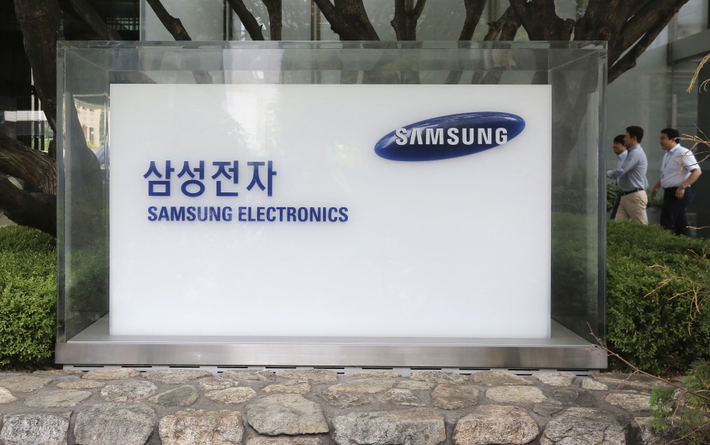 File photo shows employees walk by the Seoul office of Samsung Electronics Co. in Seoul, South Korea. Intel's more than two decade-long reign as the king of the silicon-based semiconductor is poised to end Thursday when South Korea's Samsung Electronics elbows the US manufacturer aside to become the leading maker of computer memory chips. — AP