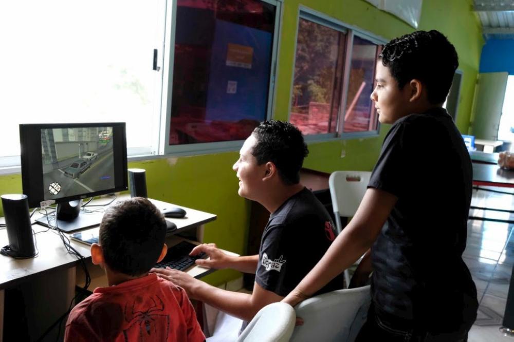 Honduran teachers unite to save education system
