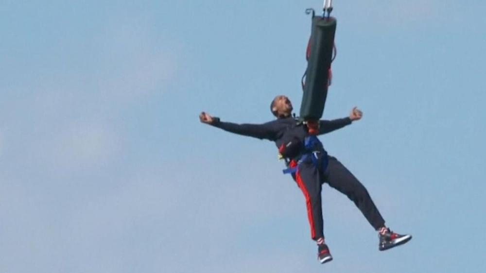


This videograb shows actor Will Smith taking a bunjee jump into the Grand Canyon in Arizona on Wednesday.