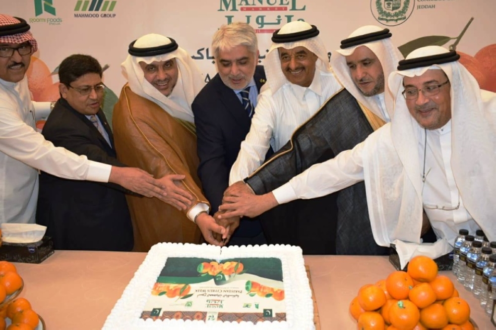 Mahzin Batterjee and Shehryar Akbar Khan, Consul General of Pakistan, along with others, perform cake cutting ceremony at the event. — Photo by Syed Mussarat Khalil