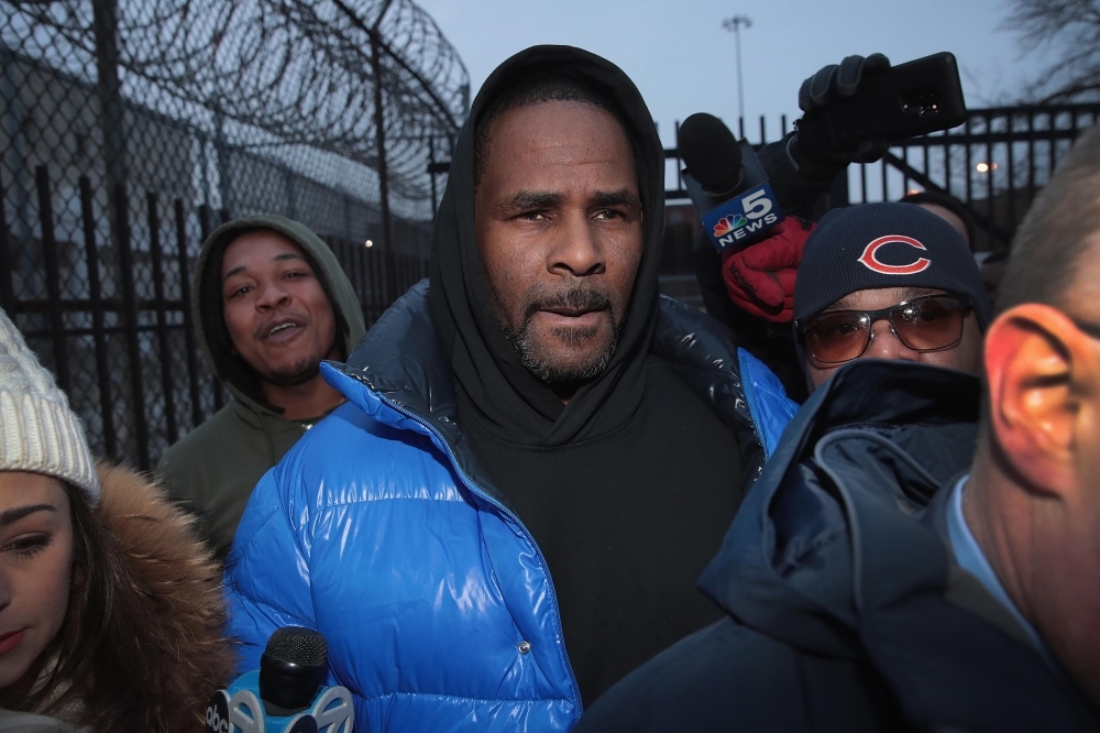 R&B singer R. Kelly leaves the Cook County jail after posting $100 thousand bond in Chicago, Illinois.  — AFP file photo