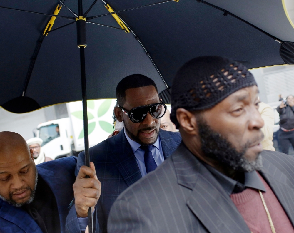Music artist R. Kelly, center, arrives at the Circuit Court of Cook County, Domestic Relations Division in Chicago, Illinois, on Wednesday. — APF
