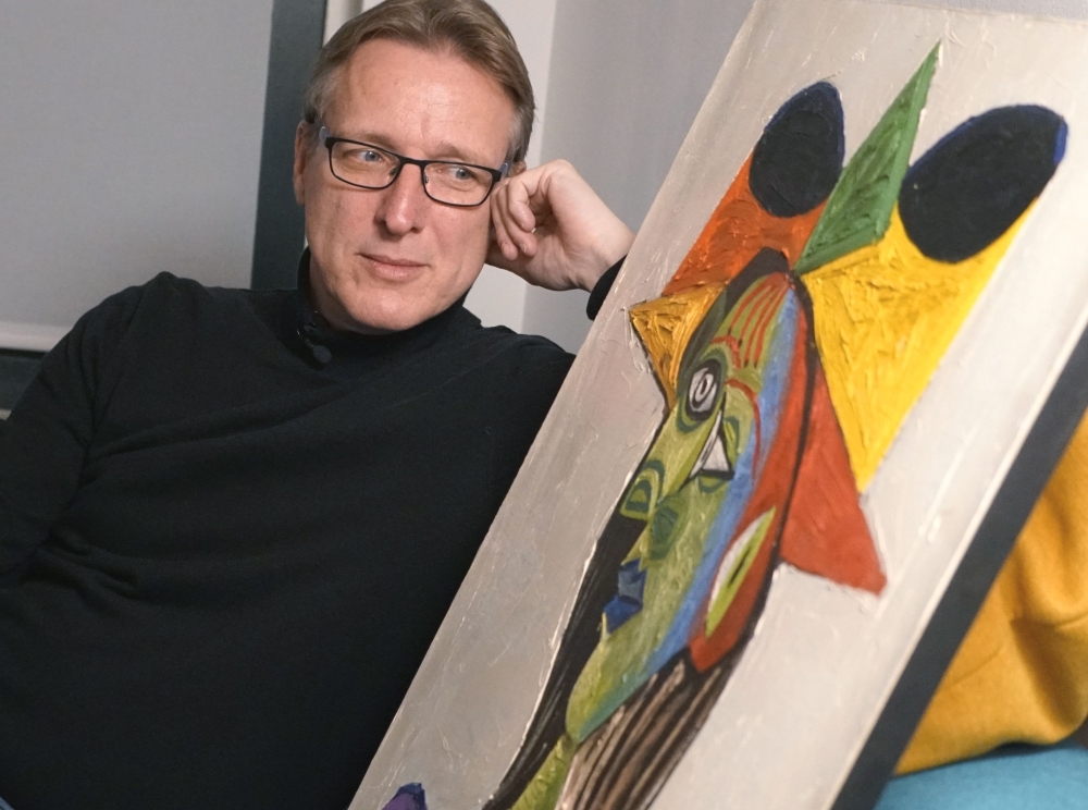 


This handout picture shows Dutch art detective Arthur Brand posing with stolen Picasso painting “Buste de Femme (Dora Maar)” at his Amsterdam home. — AFP