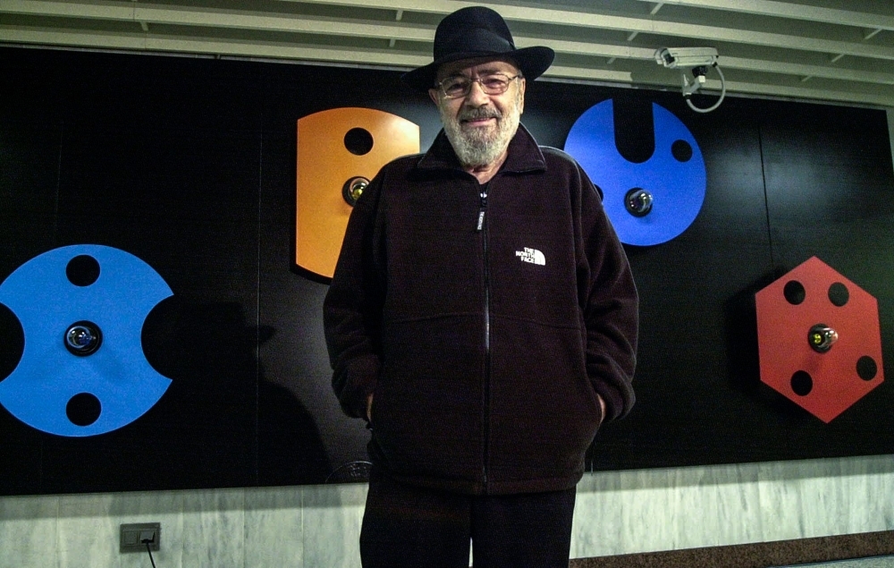 Greek sculptor Takis poses in front of his artwork installed at Athens' metro station in this Jan. 29, 2001 file photo. — AFP