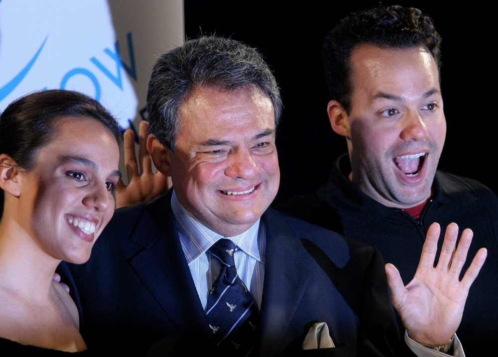 In this file photo taken on Dec. 6, 2004, Mexican singer Jose Jose, accompanied by his children Jose Joel (R) and Marisol Soza, wave during a press conference in Mexico City ahead of his concert to be held on Dec. 10.   Jose Jose  — aka the Principe de la Cancion — died on Saturday in Florida, United States, his relatives and the Mexican government announced. — AFP 