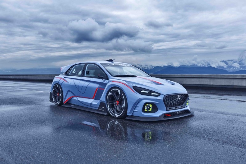 Hyundai’s most recent concept car, “Prophecy”, was revealed last March. In sharp contrast to its predecessor 45, “Prophecy” features smooth curves and flowing lines, with virtually no sharp angles or hard edges to break the flow.