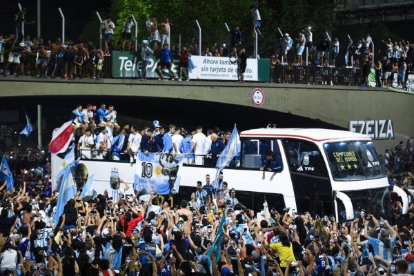 Thousands of Argentine fans welcomed their champion team outside Ezeiza Airport, after their team's arrival in their homeland. (@FIFAWorldCup)