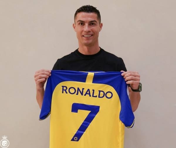 The picture of the Portuguese footballer Cristiano Ronaldo holding his Al-Nassr shirt received 28 million likes so far in less than 24 hours after the official announcement of his joining the Saudi club.