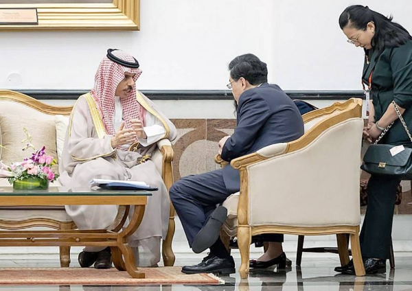 Minister of Foreign Affairs Prince Faisal Bin Farhan Bin Abdullah Thursday met with Chinese Minister of Foreign Affairs Qin Gang, on the sidelines of the G20 foreign ministers’ meeting, currently being held in New Delhi.