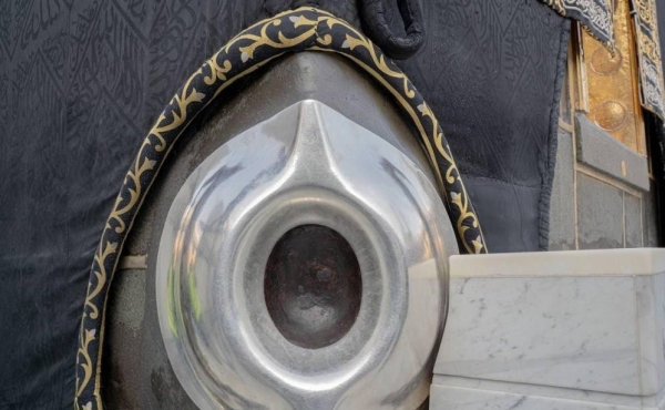 The work of replacing embroidered pieces with golden reed threads was carried out by six staffers from among the most talented and skilled tailors of the Kaaba Kiswa factory 