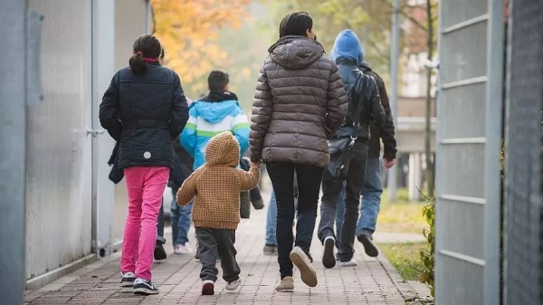 Refugees walk through a deportation center in Bamberg, Germany. (File photo)
