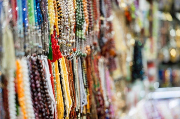 To keep a spiritual and distinctive souvenir, which represents a unique opportunity every year, crowds of pilgrims flock to the gift markets in Makkah and Madinah to buy presents before returning to their countries after completing the rituals of Hajj.