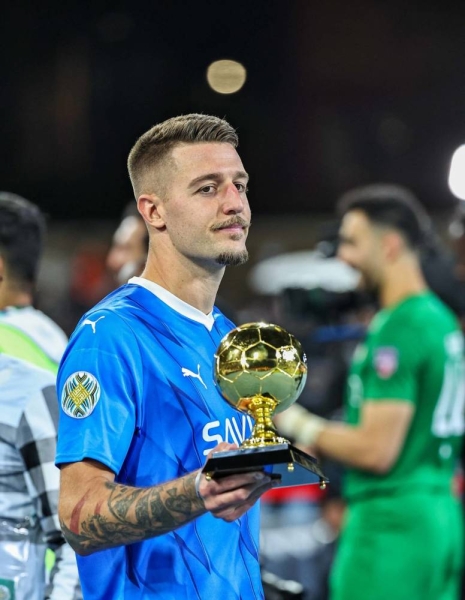 Sergej Milinkovic-Savic is with the trophy of the best player of the King Salman Cup for Arab Clubs tournament

