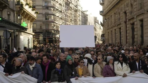 French actors Isabelle Adjani and Emmanuelle Beart at silent march for peace between Israelis and Palestinians, in Paris, November 19