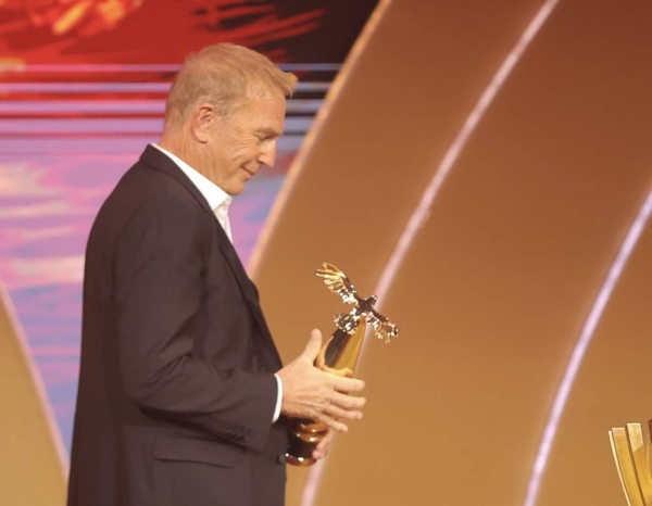 Turki Al-Sheikh presents Lifetime Achievement Award to esteemed actor Anthony Hopkins at the Joy Awards 2024 ceremony.