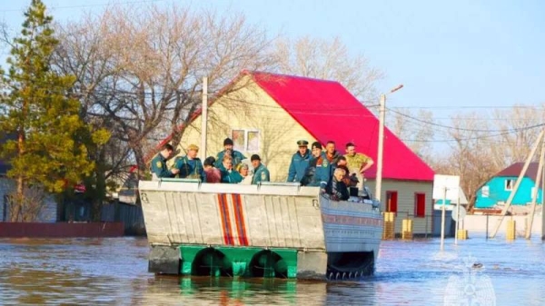 Russians being evacuated following a dam breach. — courtesy Russian Emergencies Ministry