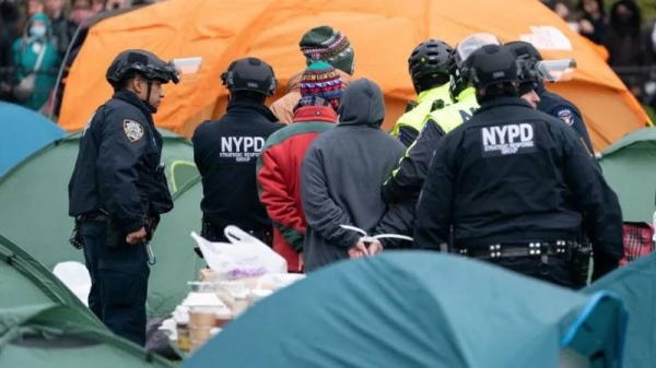 NYPD officers making arrests at Columbia. — courtesy Getty Images