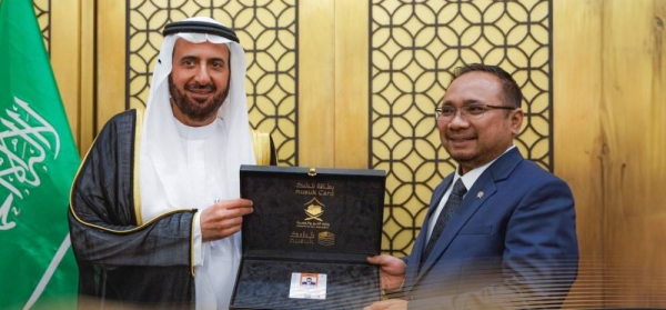Saudi Minister of Hajj and Umrah Dr. Tawfiq Al-Rabiah presents a copy of the Nusuk pilgrim card to Indonesian Minister of Religious Affairs Yaqut Cholil Qoumas in Jakarta on Tuesday. 