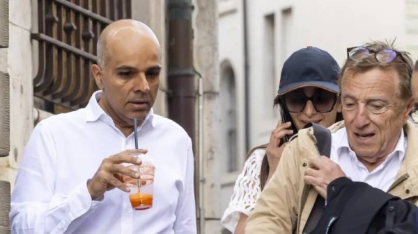 Ajay Hinduja (l) pictured arriving at court with his wife Namrata and their lawyer Robert Assael