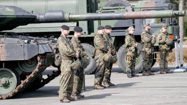 German soldiers stand at a Leopard tank during a visit of Governor Hendrick Wuest at the army base Field Marshal Rommel Barracks in Augustdorf, 30 March 2022 -