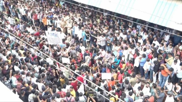 Hundreds of protesters blocked the tracks at Badlapur railway station