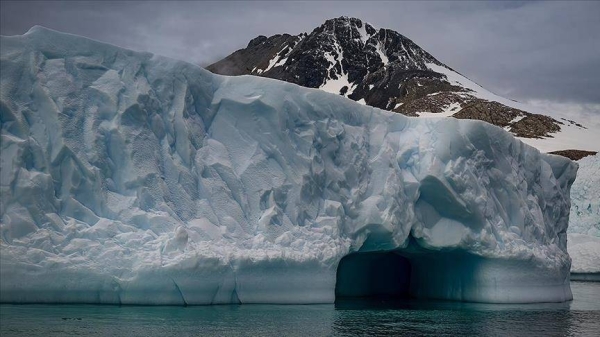 A23a: Experts debate whether the world's largest iceberg will melt faster as it spins in Antarctica's vortex