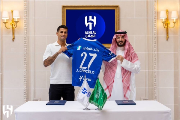 João Cancelo signed his contract with Al Hilal in Paris.