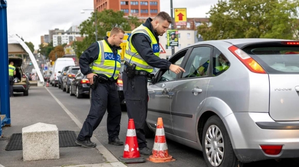 German federal police check cars arriving at the German-Polish border on September 10