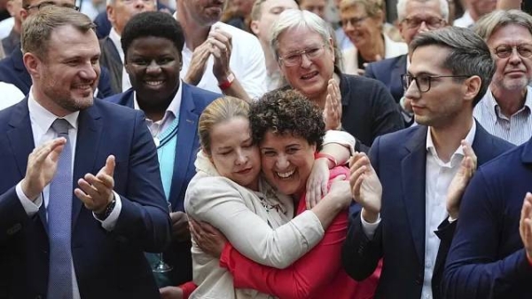 Supporters of Dietmar Woidke, Brandenburg's Minister President and Chairman of the SPD in Brandenburg, celebrate after the first forecasts for the election