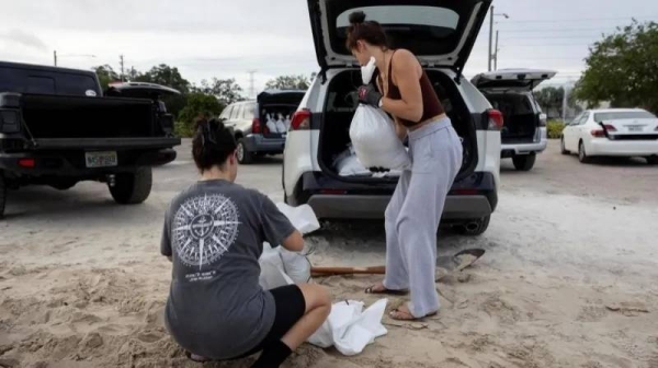 People in Florida prepared sandbags to protect their properties from flooding