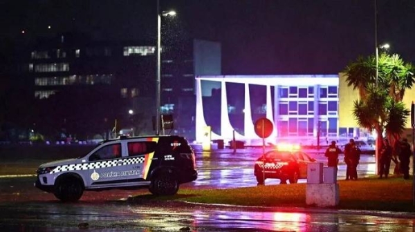 Police stand guard outside the Brazilian Supreme Court following the attack