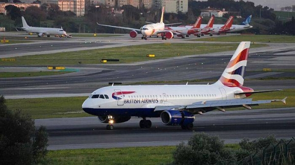 A British Airways passenger jet lands at Lisbon airport, Jan. 25, 2023