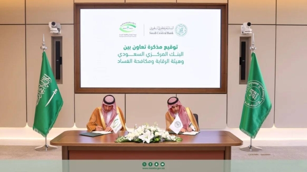 Saudi Central Bank Governor Ayman Al-Sayari and the Oversight and Anti-Corruption Authority President Mazen Al-Kahmous sign memorandum of cooperation in Riyadh on Wednesday.
