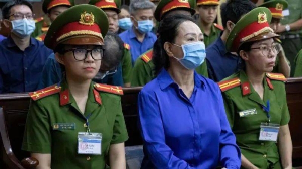 Truong My Lan, chairwoman of Van Thinh Phat Holdings, second left, at the Ho Chi Minh City People's Court in Ho Chi Minh City, Vietnam, on Thursday, Sept. 19, 2024