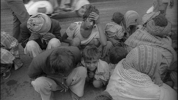 People exposed to the poisonous gas rest on a roadside on 4 December, 1984 in Bhopal