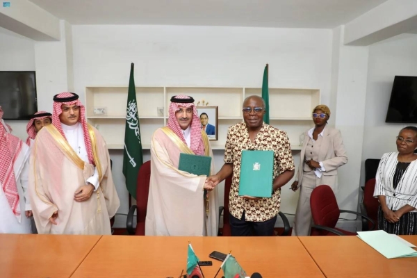 Saudi Fund for Development CEO Sultan Al-Marshad and Zambia’s Minister of Finance and National Planning Dr. Situmbeko Musokotwane during the ceremony of signing the financing agreement in Lusaka.