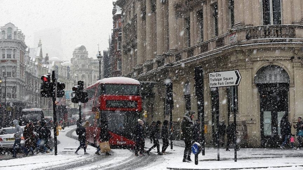 First snowfall of the year blankets London as UK braces for snow and ice