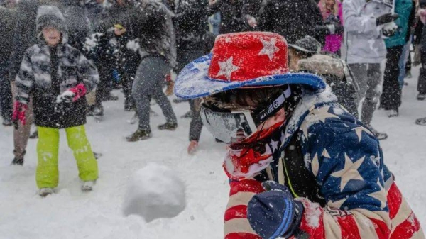 Hundreds of people joined a mass snowball fight in Washington DC