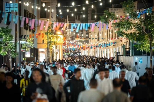 Visitors to the Ramadan Season, organized by the Jeddah Historic District Program, enjoy a unique blend of culture, arts, traditional markets, and heritage cuisine.

