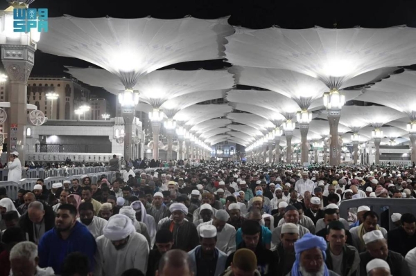 Hundreds of thousands of worshipers are attending iftar meals and offering Isha and Taraweeh prayers on the nights of Ramadan at the Prophet's Mosque in Madinah.
