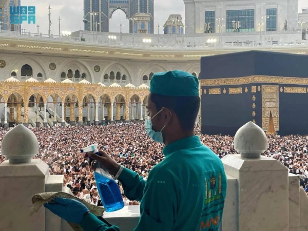 Thousands of personnel and equipment have been deployed to ensure the highest quality services for worshippers within the mosque and its courtyards.