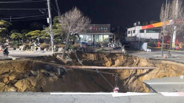 Rescue operations are under way at the 20m-wide sinkhole in Seoul
