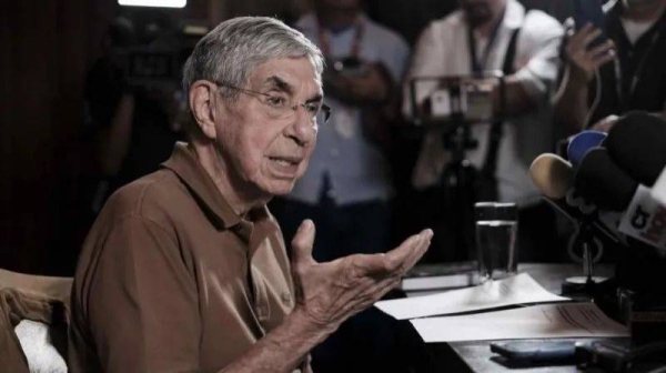 Oscar Arias gave a news conference at which he told journalists that his visa had been revoked