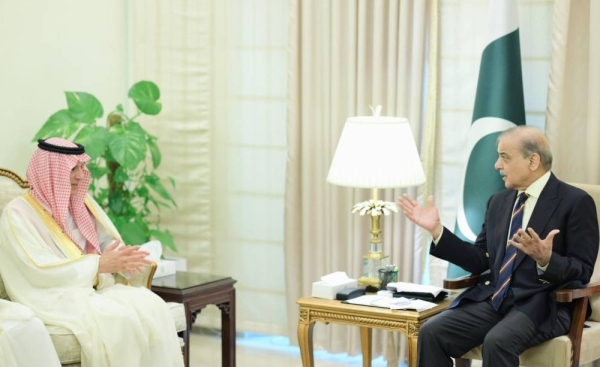 Adel Al-Jubeir meets Pakistani Prime Minister Muhammad Shehbaz Sharif.