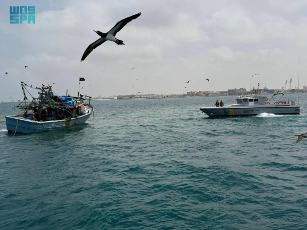 Search and rescue teams from the Border Guards in the Qunfudhah governorate in the Makkah Region have rescued 10 Egyptian residents after their boat ran aground on coral reefs off the coast in the Red Sea