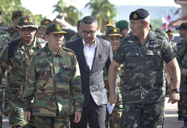 Cambodian Chief of Army Mao Sophan, left, meets with Thailand Chief of Army General Pana Claewplodtook, right, at a border checkpoint in Surin province, 29 May, 2025