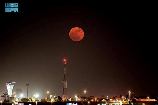 Saudi Arabia's Northern Borders Region witnessed a rare astronomical spectacle on Wednesday evening, the rising of the full moon of Dhul Hijjah—the Strawberry Moon.

