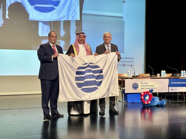 The BIE hands over the World Expo flag to the Kingdom’s delegation.